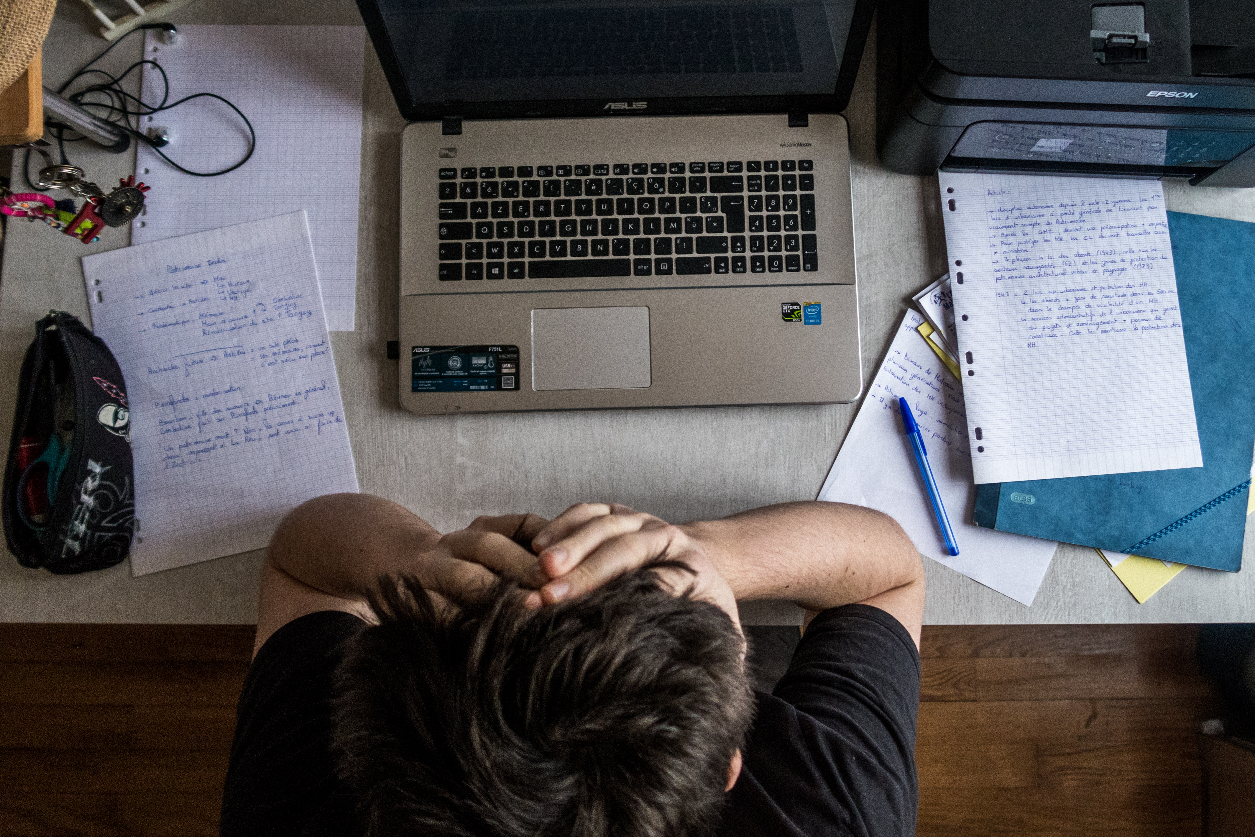 Illustration of a master's student in psychological distress, due to the health crisis, confinement, university closures and social isolation. He puts his hands in front of his eyes, in front of his computer. Lorient, 16 January 2021.
Illustration d'un etudiant en master en detresse psychologique, du a la crise sanitaire, aux confinement, a la fermeture des universite et l'isolement social. Il se place les mains devant les yeux, devant son ordinateur. Lorient, le 16 janvier 2021.NO USE FRANCE