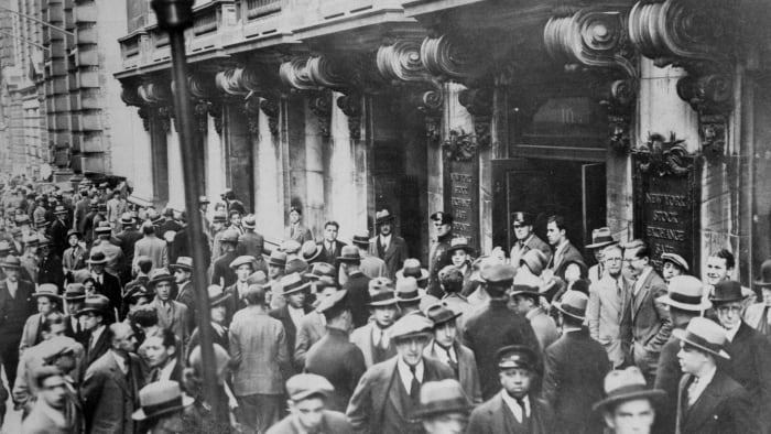 People gathering in front of the New York Stock Exchange on October 29, 1929, checking the hysterical shrinkage of stock market prices.